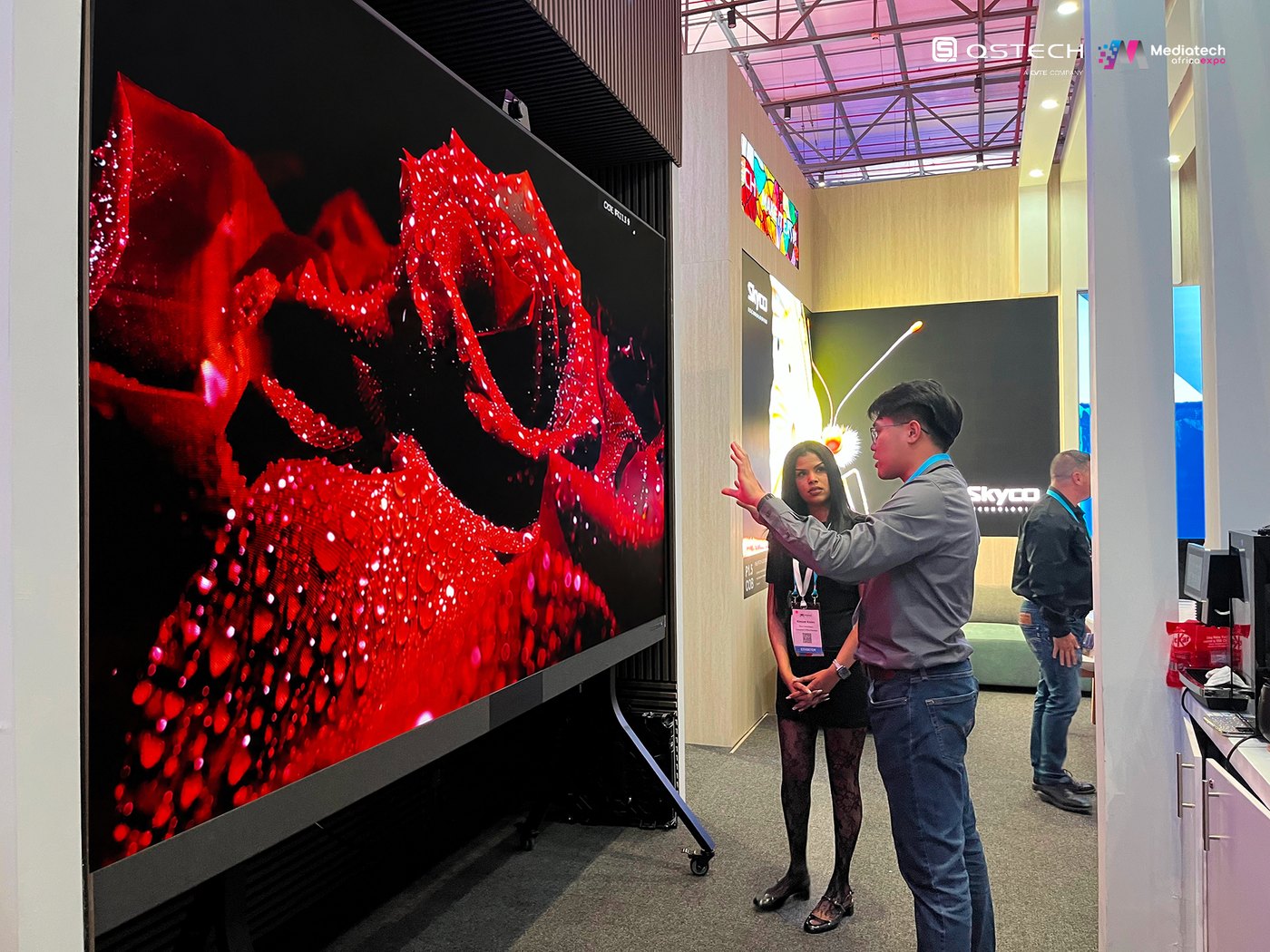 GOB fine-pitch LED display at QSTECH booth for flexible indoor deployment