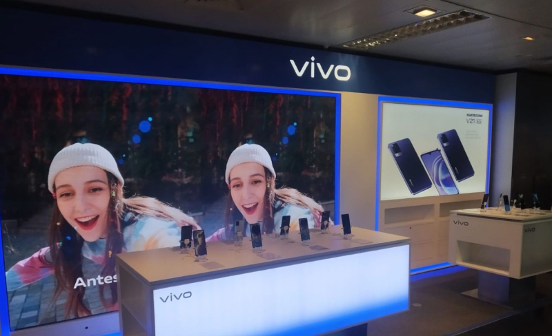 Indoor Commercial Display at Vivo mobile phone store in Spain