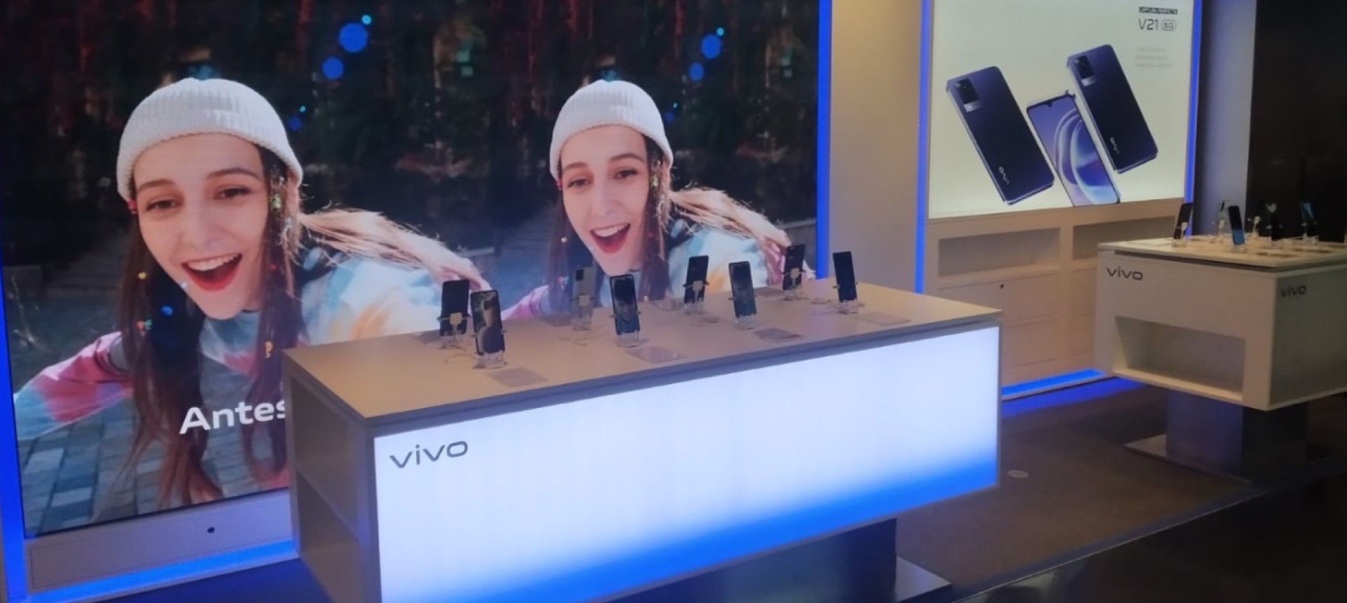 Indoor Commercial Display at Vivo mobile phone store in Spain